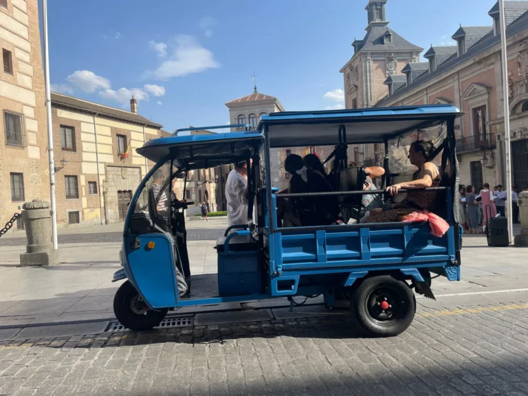 tuk plaza de la villa lejos